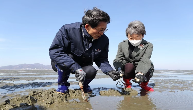유기상 고창군수가 정재숙 전 문화재청장에게 고창갯벌 설명하고 있다 / 고창군