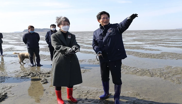 유기상 고창군수가 정재숙 전 문화재청장에게 고창갯벌을 설명하고 있다 / 고창군
