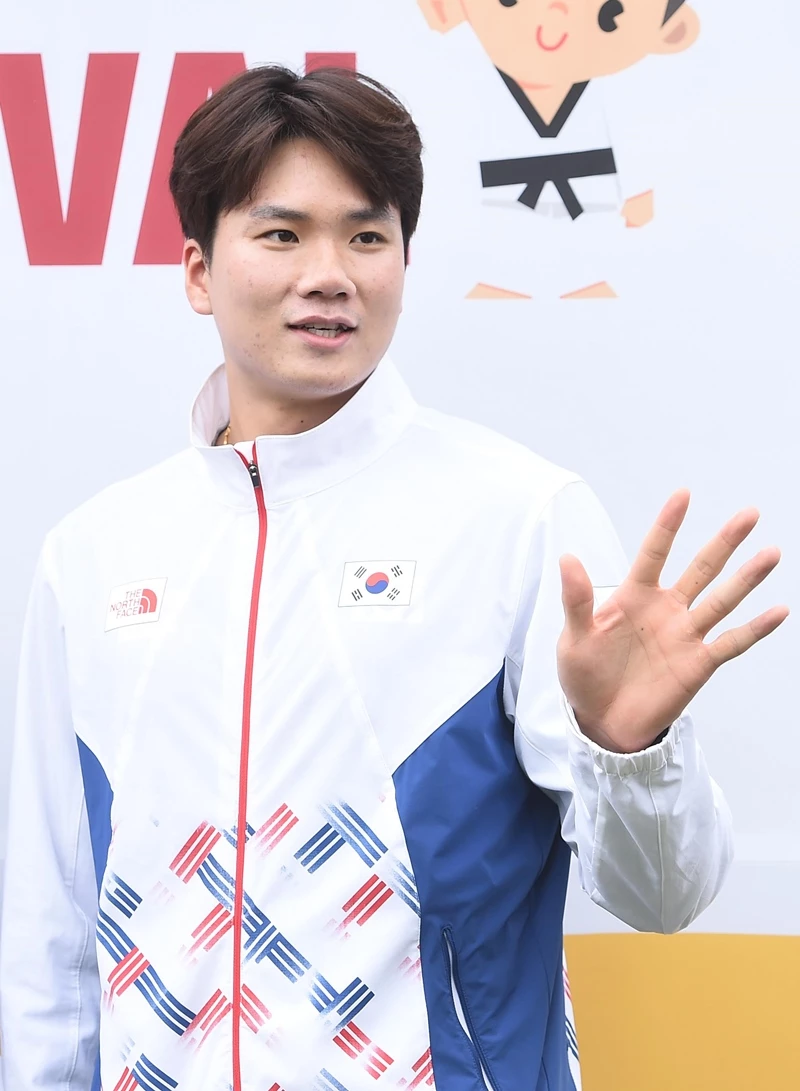 차동민이'2016 태권도세계평화축제' 일환인 팬사인회에 참석해 손을 들어 인사하고 있다 / 뉴스1