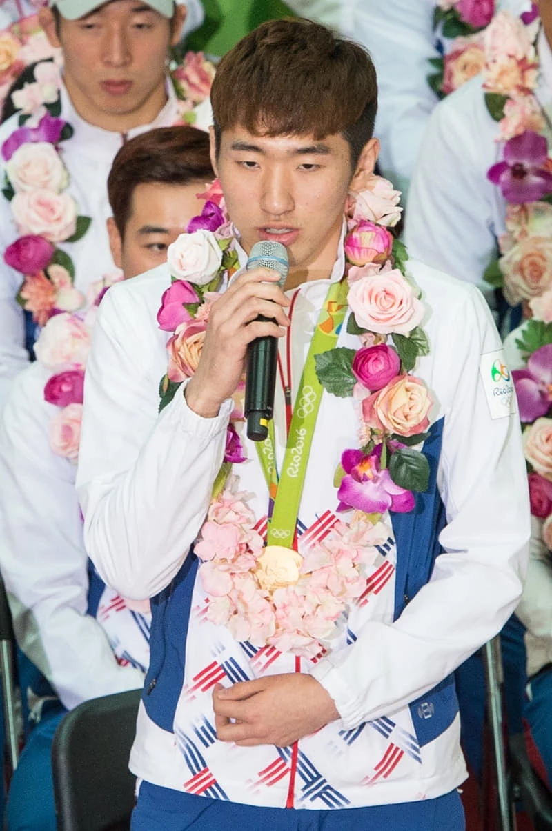 2016 리우 하계올림픽 한국 선수단 해단식에서 펜싱 금메달리스트 박상영이 취재진 질문에 답하고 있다 / 뉴스1