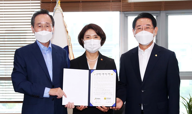 김영록 전라남도지사와 송하진 전라북도지사가 2일 오후 정부세종청사에서 한정애 환경부 장관을 만나 지난해 8월 집중호우에 따른 댐 하류 수해 보상 관련 공동건의문을 전달하고 있다. (왼쪽부터) 송하진 전북도지사, 한정애 환경부 장관, 김영록 전남도지사.       / 전남도