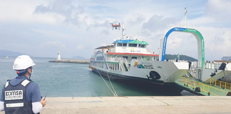 KOMSA드론을 활용한 청산도항 예찰활동을 하고 있다.