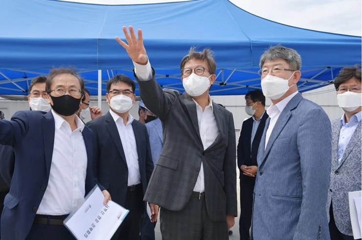 박형준 부산시장은 오늘(3일) 부산도서관 내 제2 집무실로 출근해 처음으로 서부산권주요사업인 사상공업지역 재생사업 관련 현안을 보고받고, 서부산행정복합타운 건립 현장을 방문하는 등 서부산 현장 전략회의를 주재했다. / 사진제공=부산시