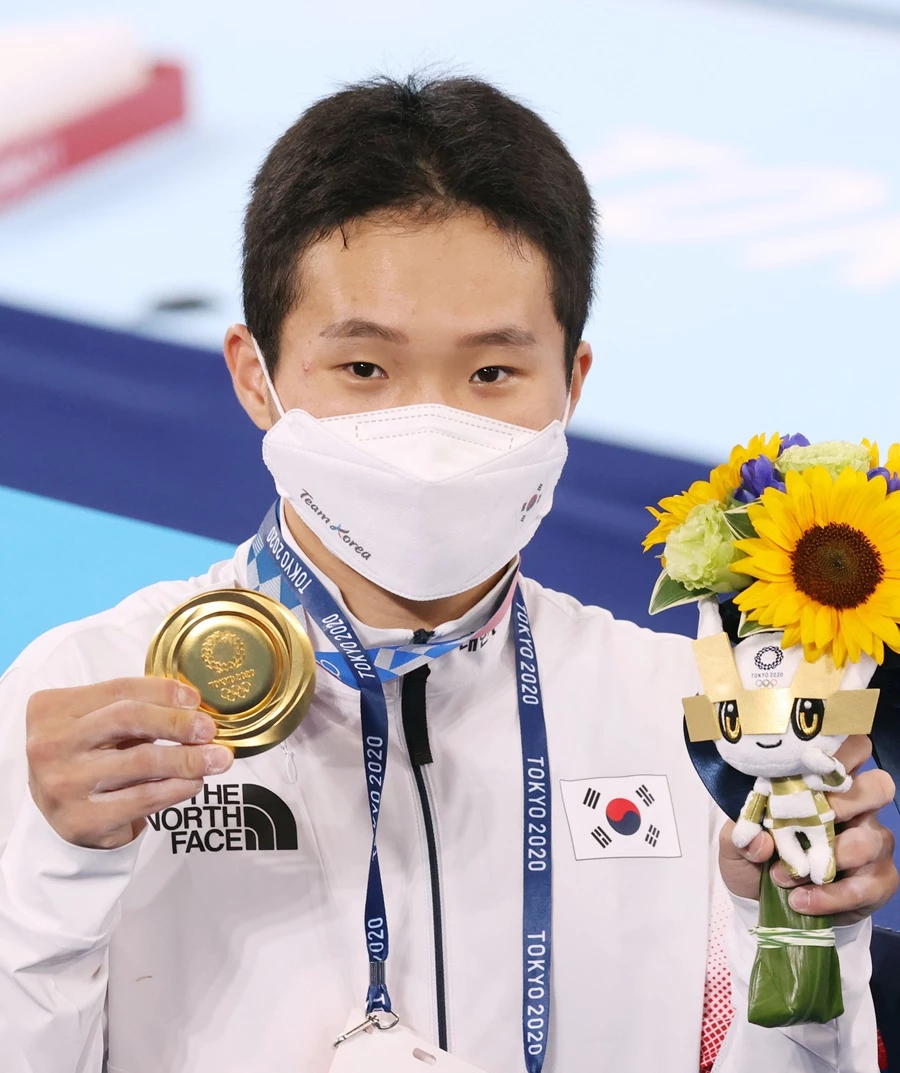 금메달을 들고 있는 신재환 / 이하 뉴스1