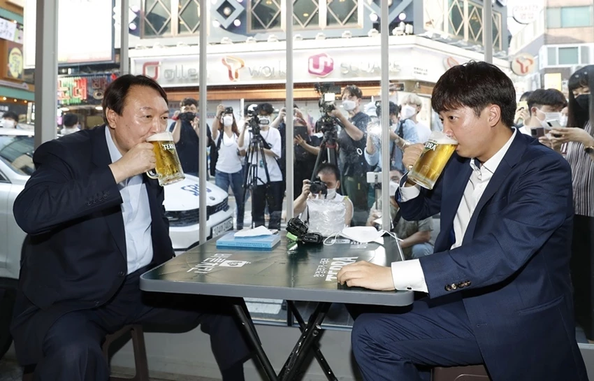 왼쪽부터 윤 전 총장, 이준석 국민의 힘 대표