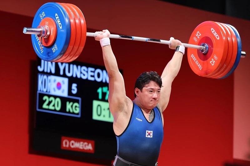 역도 진윤성이 2020 도쿄올림픽 남자 역도 109kg급 경기 용상 1차시기에서 220kg을 시도하고 있다 / 뉴스1