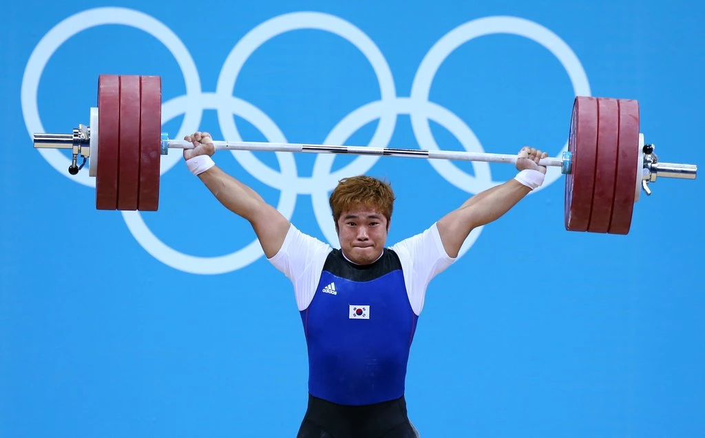 김민재가 2012 런던올림픽 남자 역도 94㎏급에서 인상 185㎏을 들며 한국신기록을 세우고 있다 / 연합뉴스