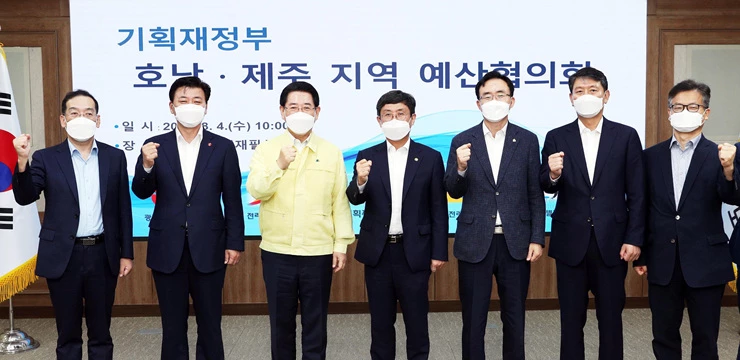 조인철 광주광역시 문화경제부시장(왼쪽 여섯번째)이 4일 전남도청에서 열린 기획재정부와 호남‧제주권역 예산협의회에 참석해 기재부 안도걸 2차관(왼쪽 네번째) 등 참석자들과 기념촬영을 하고 있다.   / 광주시