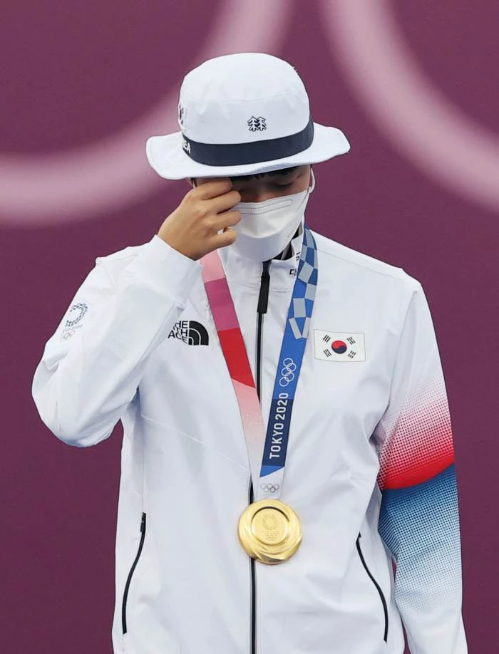 양궁 개인전 금메달 시상식에서 눈물을 보이는 안산
