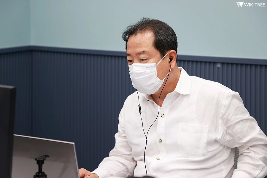 직원들과 인사하고 있는 조광한 남양주시장 / 이하 남양주시청