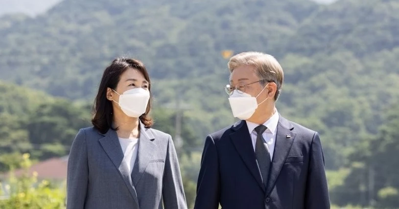 더불어민주당 대권주자인 이재명 경기도지사와 부인 김혜경씨가 7일 장인의 고향인 충북 충주 대소강 마을을 방문해 장인 생가터를 둘러본 뒤 마을 인근을 걷고 있다./이재명 캠프 제공