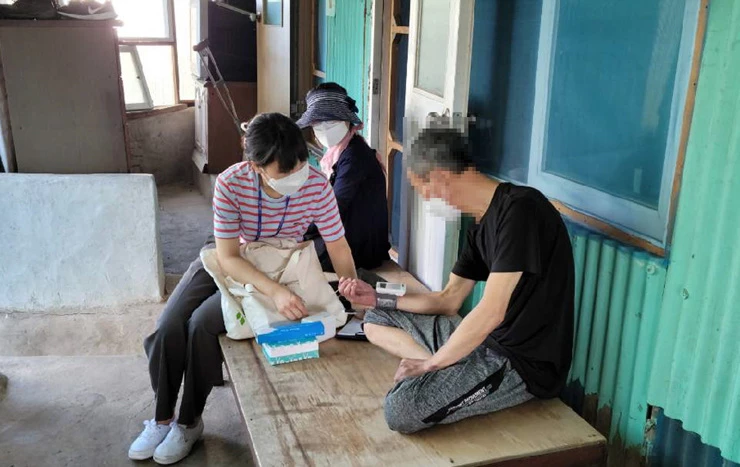 여수시 담당 공무원이 1인 중장년층을 방문해 건강을 확인하고 복지서비스를 안내하고 있다.