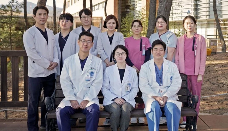 앞 왼쪽부터 대장항문외과 한언철 주임과장, 김지선과장, 송인호 과장 / 사진제공=동남권원자력의학원