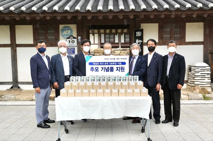 박중훈 울산북구문화원 산하 북구역사문화연구소장(가운데), 김영문 동서발전 사장(왼쪽에서 3번째), 류복수 우리역사바로세우기운동본부 회장(오른쪽에서 3번째) 등 관계자가 기념품 전달식 후 기념사진을 촬영. / 사진제공=동서발전