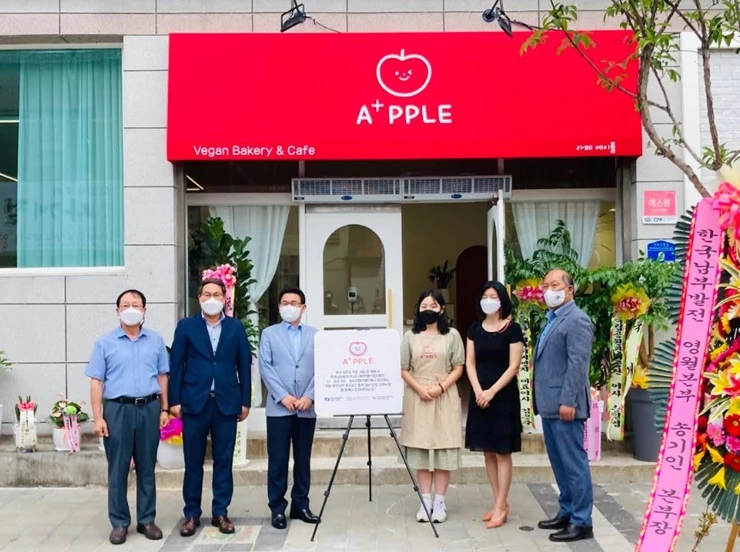 폐업한 시골 은행이 소화 능력이 부족한 지역 어르신과 알레르기를 앓는 아이들을 위한 ‘빵집’으로 변신한다. / 사진제공=한국남부발전