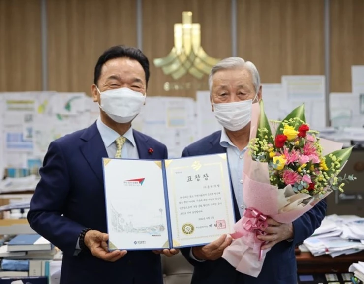 부산사랑의열매 최금식 회장이 10일 ‘희망2021이웃돕기 유공자’로 선정된 장복만 회장(오른쪽)에게 부산광역시장 표창장을 전달한 후 기념촬영을 하고 있다. / 사진제공=사랑의열매