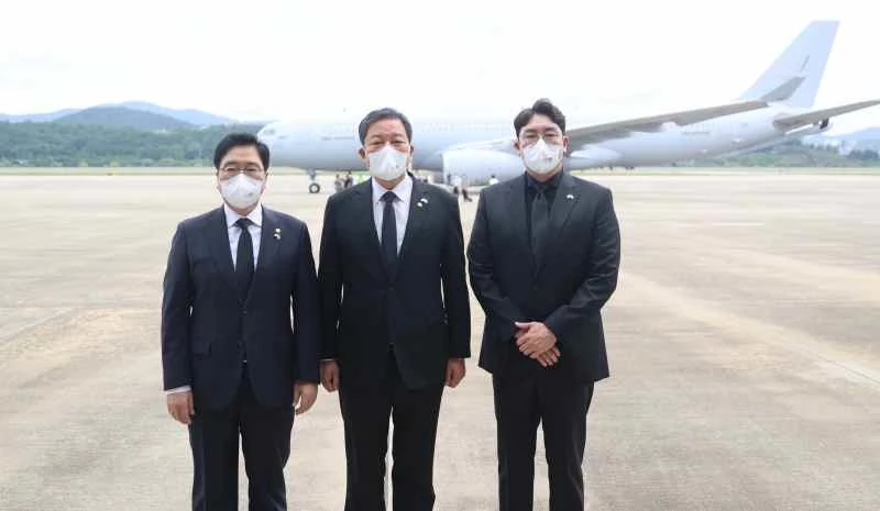 우원식 의원, 황기철 국가보훈처장, 배우 조진웅 (왼쪽부터) / 이하 뉴스1