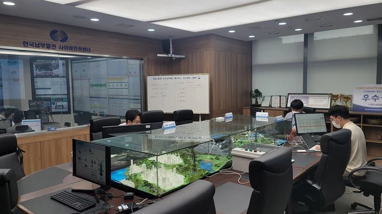 남부발전 관계자들이 12일 개최된 제2회 KOSPO 웹서비스 / 사진제공=남부발전