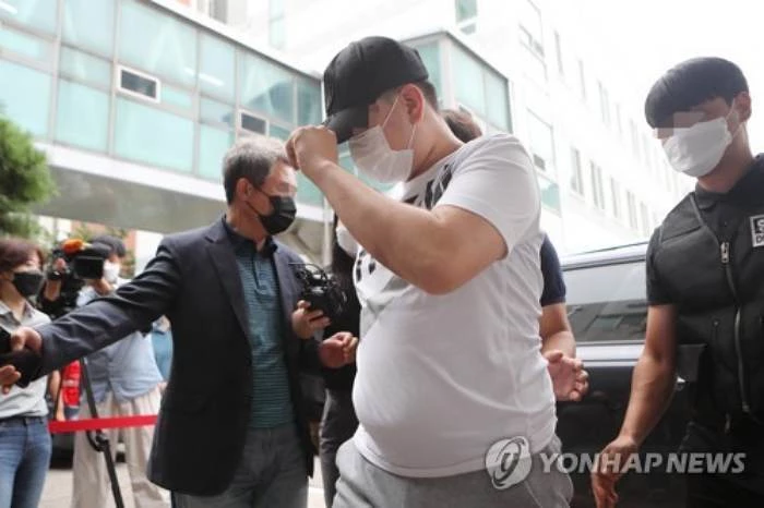 30대 남성 폭행치사 혐의를 받는 10대 A군 등 2명이 영장실질심사를 받기 위해 법정으로 이동하고 있다. / 이하 연합뉴스