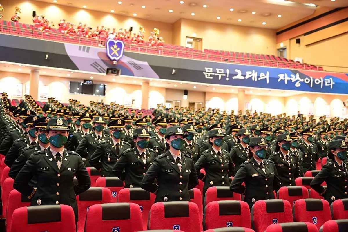 2021년 6월 25일 충북 괴산 육군학생군사학교에서 열린 '학사사관 66기 및 간부사관 42기 통합임관식'에서 신임장교들이 자리하고 있다. / 육군 제공