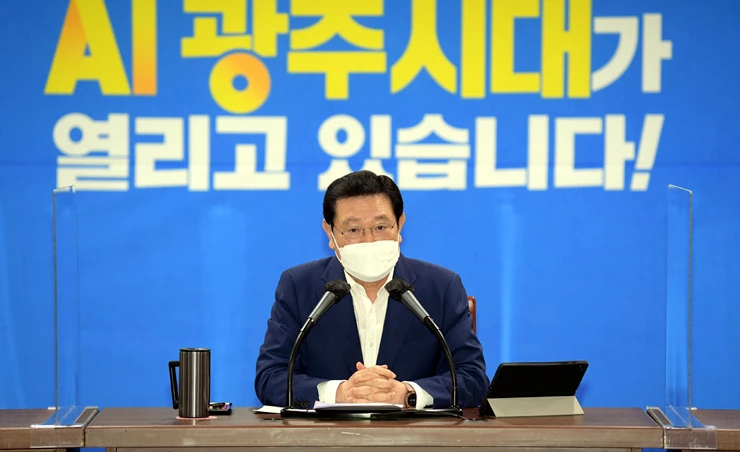 이용섭 광주광역시장이 17일 오전 시청 중회의실에서 확대간부회의를 주재하고 있다./광주광역시 제공