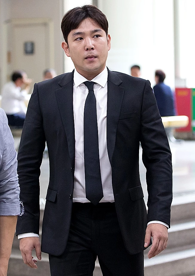 강인이 서울지방법원에서 열린 1차 공판에 출석하고 있다. / 뉴스1