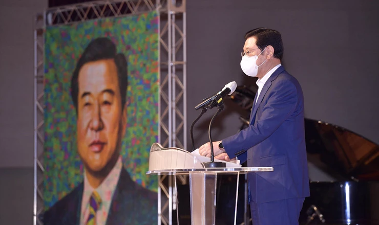 이용섭 광주광역시장이 18일 오후 서구 김대중컨벤션센터 다목적홀에서 열린 '김대중 전 대통령 서거 12주기 추모식'에 참석해 추도사를 하고 있다./광주광역시 제공