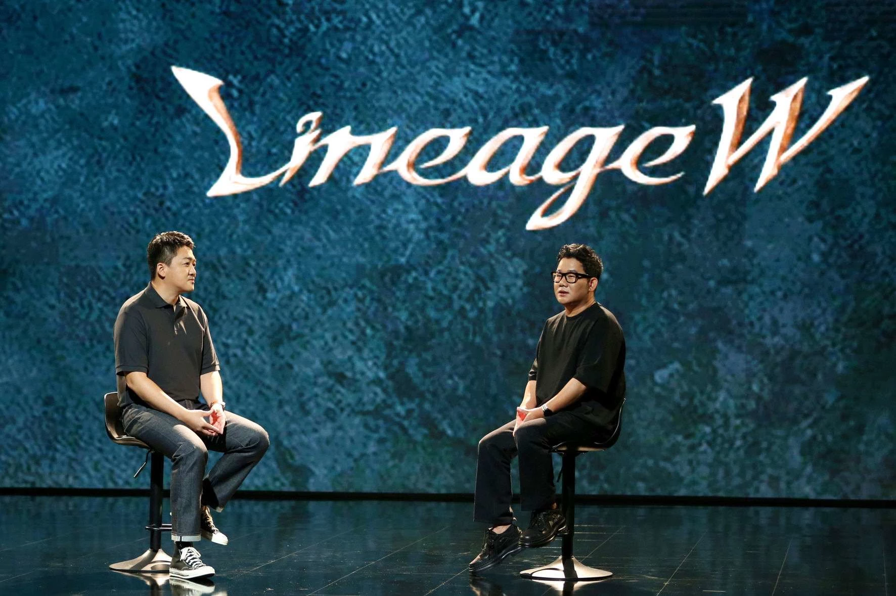 이성구 리니지W 그룹장(왼쪽)과 최홍영 리니지W 개발실장(오른쪽)