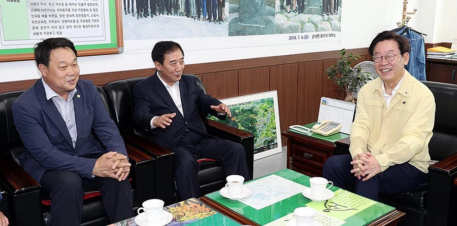 박윤국 포천시장(가운데)과 이재명 경기도지사(오른쪽) / 이하 박윤국 포천시장 페이스북