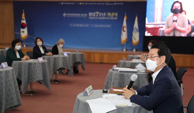 김영록 전라남도지사가 19일 전남중소기업인진흥원에서 열린 한국여성경제인협회 전남지회 전라남도지사 여성경제인 투어 소통간담회장에서 ‘전남행복시대’ 여성경제인의 역할을 당부하고 있다. / 전남도