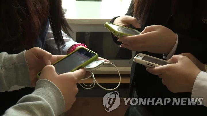 모바일 게임을 하고 있는 청소년들 / 이하 연합뉴스