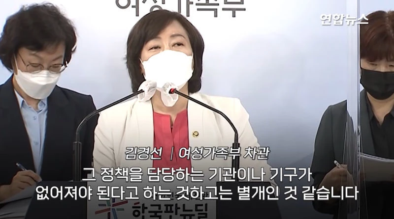 울컥하는 김 차관  / 이하 유튜브, '연합뉴스 Yonhapnews'