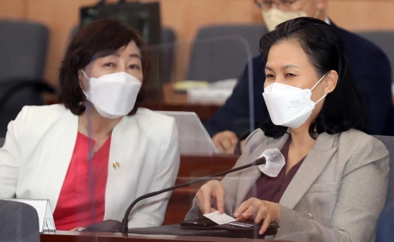 김 차관(왼쪽)과 유명희 통상교섭본부장(오른쪽)