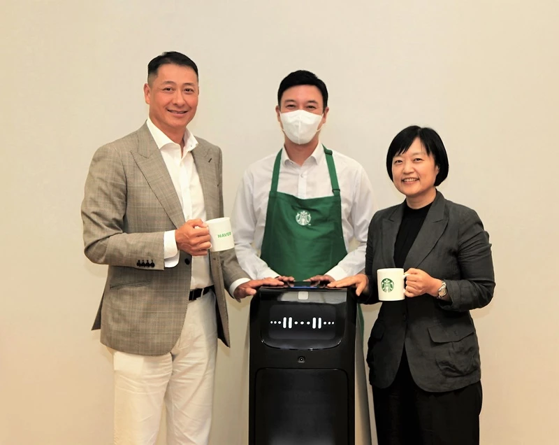 ㈜스타벅스커피 코리아(대표이사 송호섭, 왼쪽 첫번째)는 네이버㈜(대표이사 한성숙, 왼쪽 세번째)