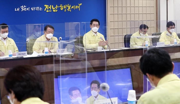 김영록 전라남도지사가 26일 오전 도청 서재필실에서 실국장 정책회의를 주재하고 있다.