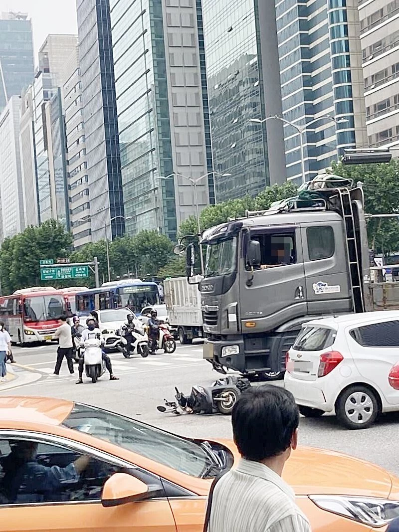 커뮤니티 더쿠