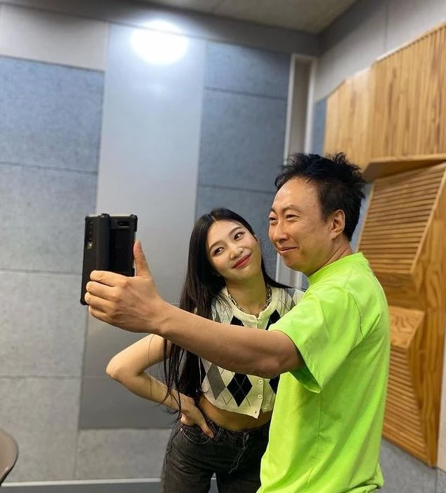 레드벨벳 조이가 '박명수의 라디오쇼'에 출연해 DJ 박명수와 사진을 찍고 있다. / '박명수의 라디오쇼' 인스타그램