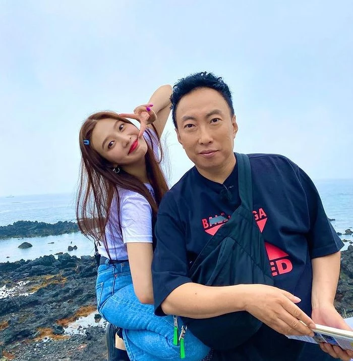 tvN '더 짠내투어'에 출연한 조이와 박명수가 사진을 찍고 있다.