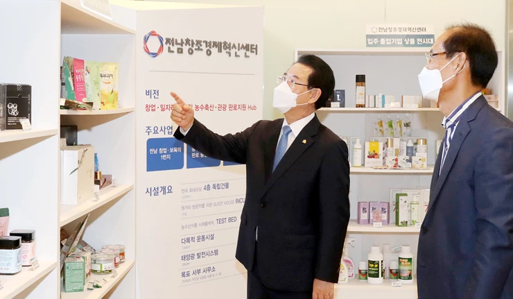 김영록 전라남도지사가 27일 전남창조경제혁신센터를 방문, 정영준 센터장 안내로 현황을 청취하고 전시장을 둘러보고 있다.   / 전남도