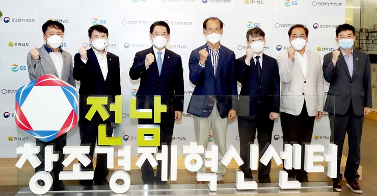 김영록 전라남도지사가 27일 전남창조경제혁신센터를 방문해 정영준 센터장 및 관계자들을 격려하고 파이팅을 외치고 있다.