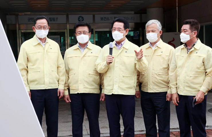 김영록 전라남도지사가 29일 오후 코로나19 대응 방역대책 점검을 위해 해남군 보건소 코로나19 선별진료소를 방문, 명현관 해남군수로부터 송지면 유흥주점 관련 코로나 확진자 현황에 대해 설명을 듣고 있다. 김 지사는 코로나가 주변 지역으로 확산되지 않도록 철저히 관리하고 의심되면 즉시 검사를 받도록 독려 하라고 밝혔다.   / 전남도