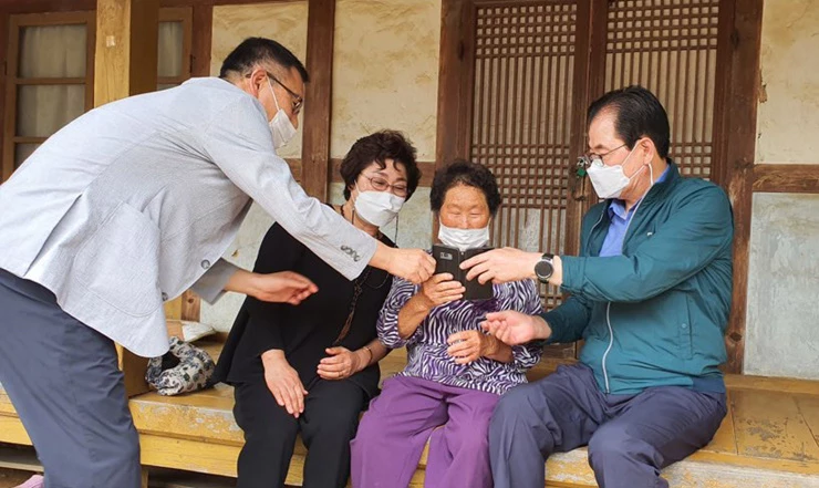 영상통화로 부모님 안부 살피기 지원