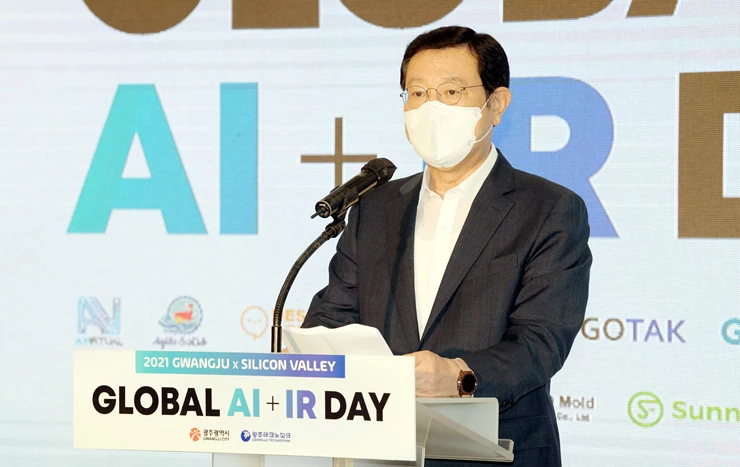 이용섭 광주광역시장이 31일 오전 김대중컨벤션센터에서 열린 '실리콘밸리 온라인 투자유치설명회'에 참석해 인사말을 하고 있다./광주광역시 제공