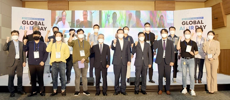 이용섭 광주광역시장이 31일 오전 김대중컨벤션센터에서 열린 '실리콘밸리 온라인 투자유치설명회'에 참석해 참석자들과 함께 기념촬영을 하고 있다./광주광역시 제공