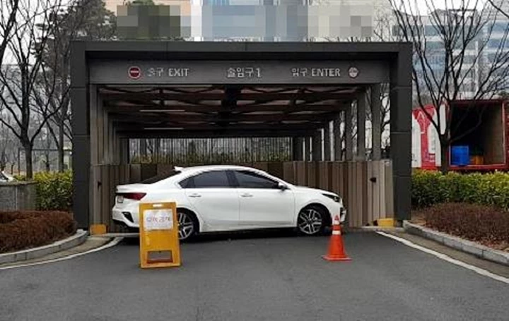 아파트 주차장 출입구를 막은 승용차 /연합뉴스