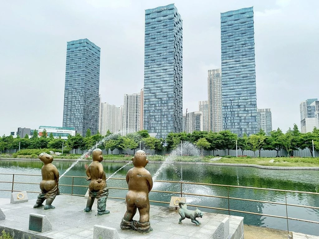 인천 송도에 있는 소변 동상. / 연합뉴스