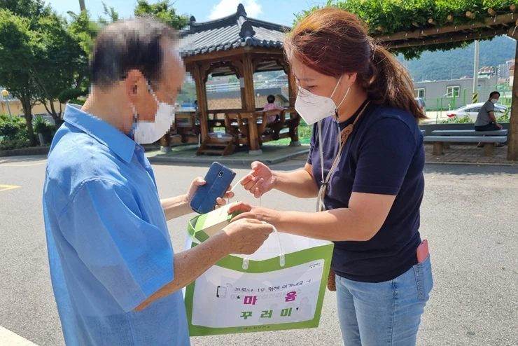 여수시 관계자가 재가 암환자 및 가족에게 ‘마음 꾸러미’를 전달하고 있다.