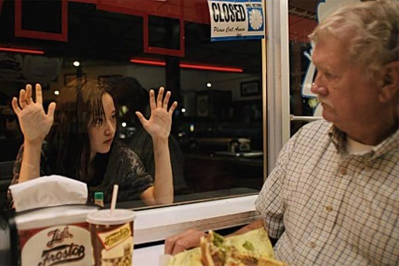 전종서(왼쪽) / 영화 '모나 리자 앤드 더 블러드 문' 스틸