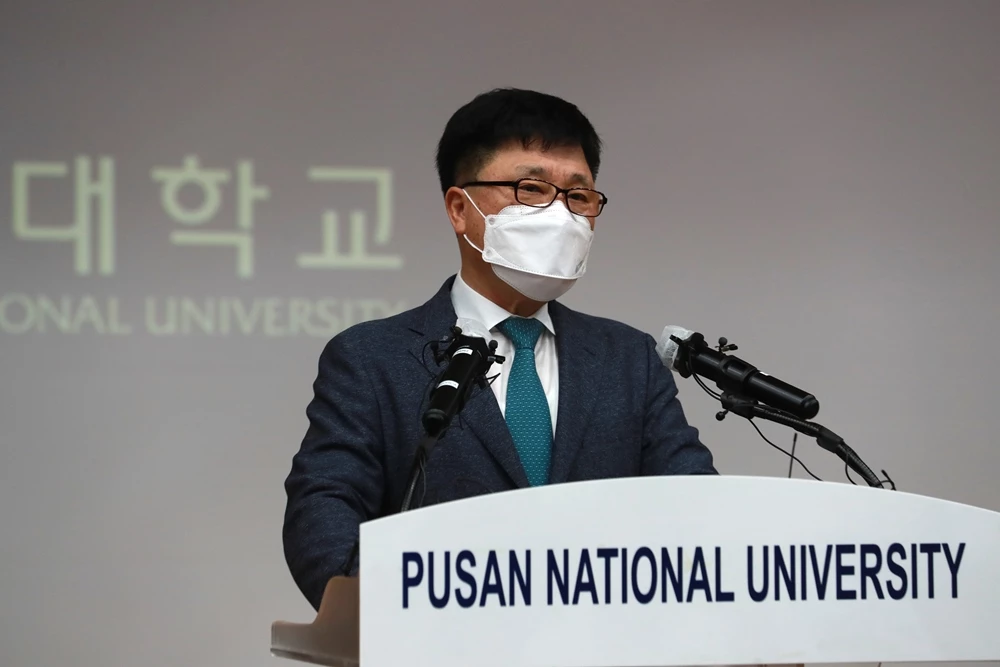 부산대 박홍원 부총장이 조국 전 법무부 장관 딸 조민의 입시 의혹과 관련한 결론을 발표하고 있다. / 이하 연합뉴스