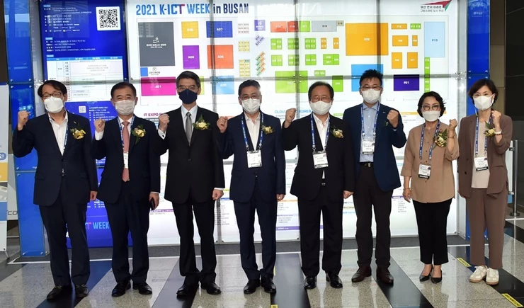 김석준 교육감, ‘AI KOREA’ 오프닝과 AI교육관’ 참관 후 관계자들과 단체 기념 촬영을 하고 있다. / 사진제공=이하 부산시교육청